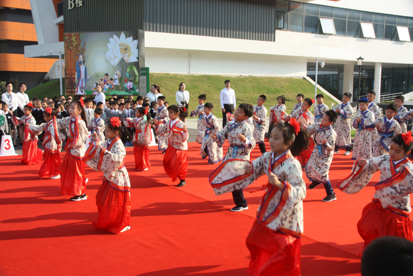 徐州市樹(shù)恩附小三（1）班全體學(xué)生身穿漢服表演《孔子爺爺》